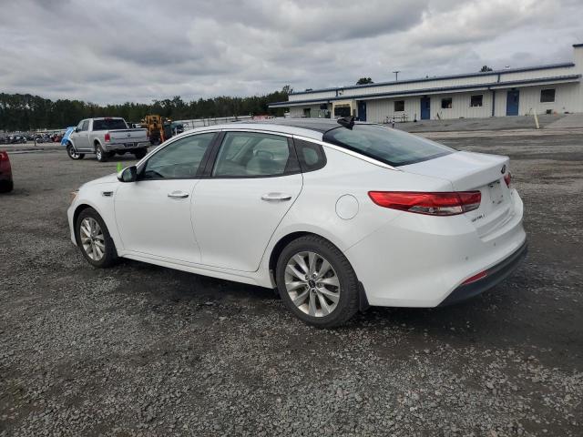 5XXGU4L30JG191208 - 2018 KIA OPTIMA EX Weiß Foto 2
