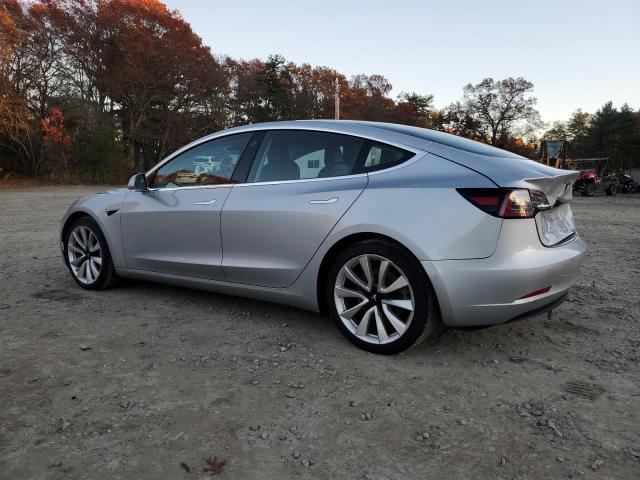 5YJ3E1EB9JF117058 - 2018 TESLA MODEL 3 银色 照片 2