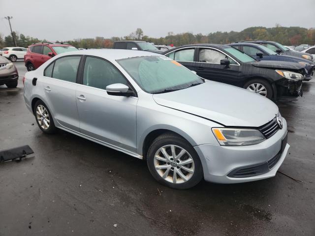 3VWDP7AJ5DM372365 - 2013 VOLKSWAGEN JETTA SE SILVER photo 4