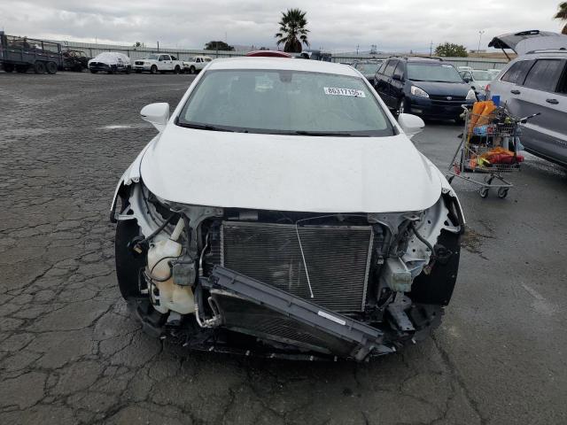 1G4ZP5SS1JU137808 - 2018 BUICK LACROSSE ESSENCE Белый фото 5