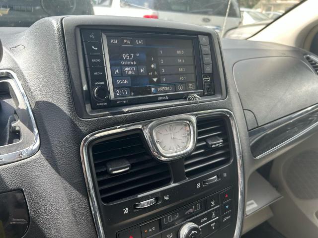 2C4RC1BG1GR259868 - 2016 CHRYSLER TOWN & COU TOURING SILVER photo 11