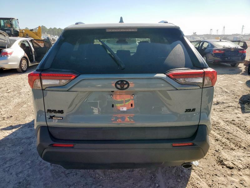 2T3W1RFV7MW155645 - 2021 TOYOTA RAV4 XLE 灰色 照片 6