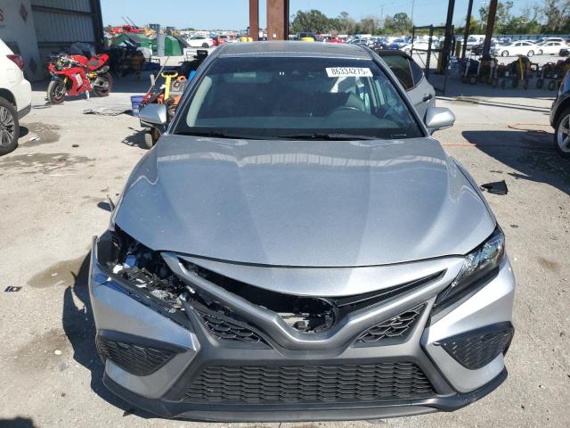 4T1G11AK7PU814131 - 2023 TOYOTA CAMRY SE NIGHT SHADE SILVER photo 5
