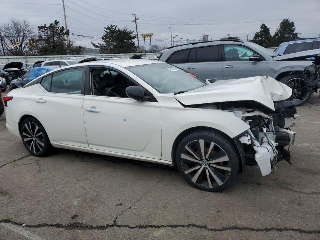 1N4BL4CV1KC155985 - 2019 NISSAN ALTIMA SR WHITE photo 4