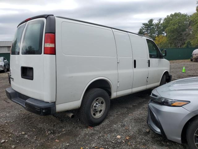 1GCWGFBA6B1102575 - 2011 CHEVROLET EXPRESS G2 WHITE photo 3