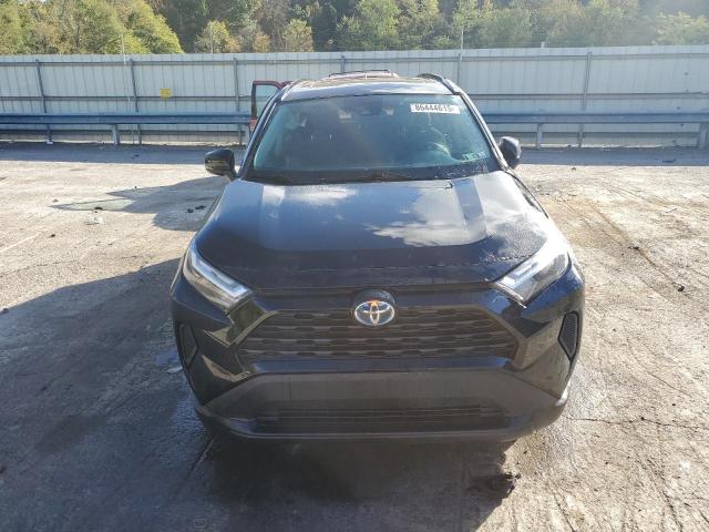 4T3RWRFV7NU071325 - 2022 TOYOTA RAV4 XLE Schwarz Foto 5