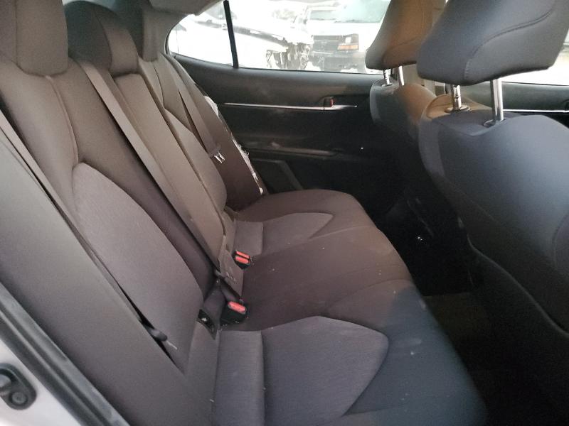 JTNB11HK1J3010355 - 2018 TOYOTA CAMRY L SILVER photo 10