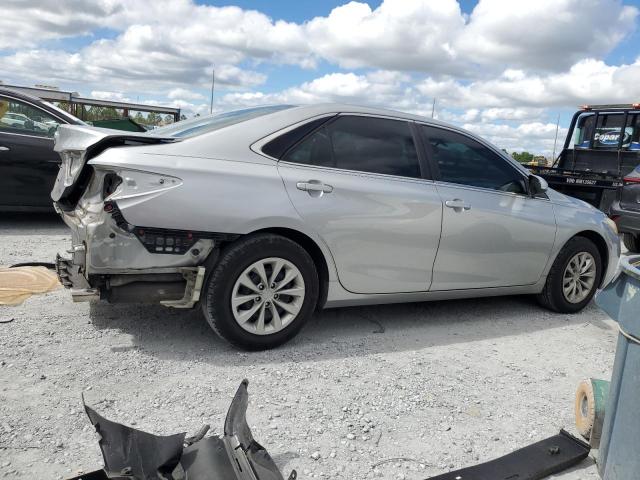 4T1BF1FK7FU941562 - 2015 TOYOTA CAMRY LE SILVER photo 3