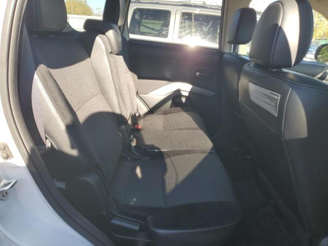 JA4JT3AW3DU002382 - 2013 MITSUBISHI OUTLANDER SE WHITE photo 11