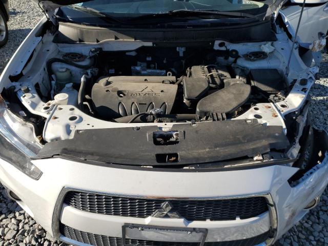 JA4JT3AW3DU002382 - 2013 MITSUBISHI OUTLANDER SE WHITE photo 12
