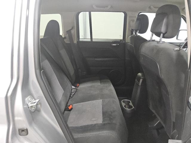 1C4NJPBA6HD211788 - 2017 JEEP PATRIOT SPORT SILVER photo 11