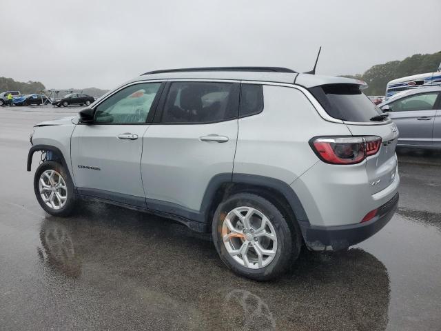 3C4NJDBN2RT154650 - 2024 JEEP COMPASS LATITUDE 银色 照片 2