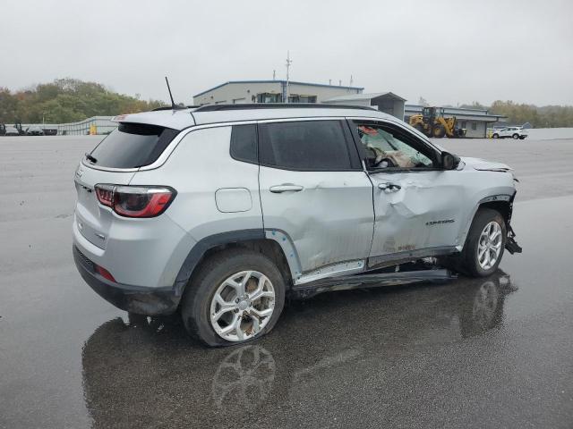 3C4NJDBN2RT154650 - 2024 JEEP COMPASS LATITUDE 银色 照片 3