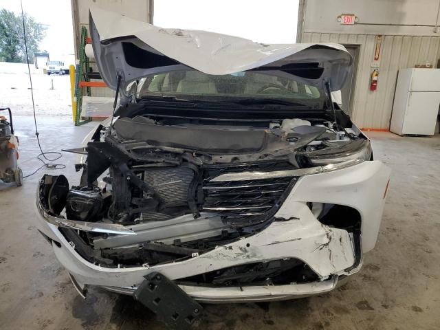 5GAERBKWXPJ187178 - 2023 BUICK ENCLAVE ESSENCE Beyaz fotoğraf 5