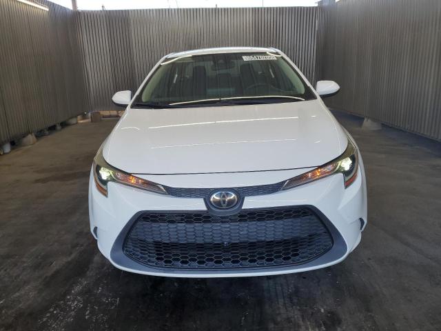 5YFEPMAE5NP286220 - 2022 TOYOTA COROLLA LE WHITE photo 5