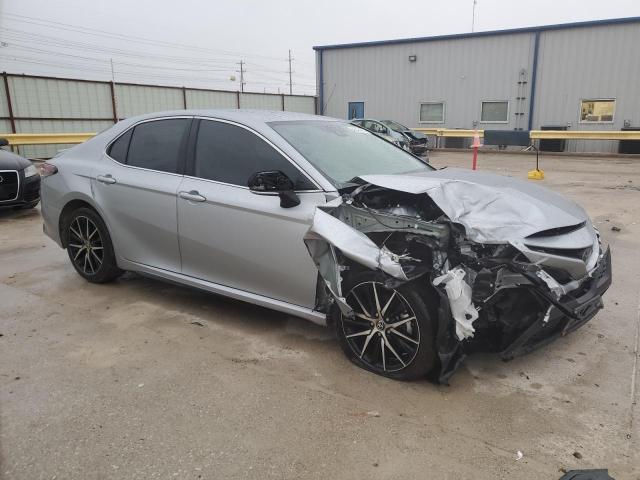 4T1G11AKXRU192207 - 2024 TOYOTA CAMRY SE NIGHT SHADE SILVER photo 4