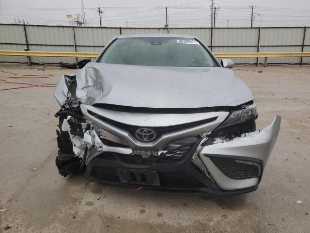 4T1G11AKXRU192207 - 2024 TOYOTA CAMRY SE NIGHT SHADE SILVER photo 5