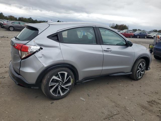 3CZRU6H18KM738604 - 2019 HONDA HR-V SPORT ნაცრისფერი ფოტო 3