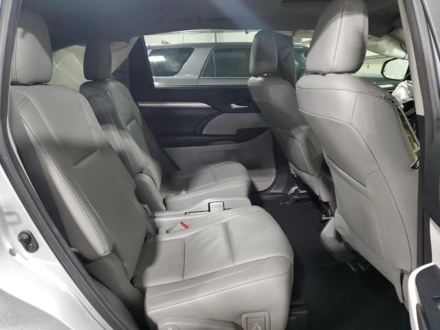 5TDJZRFH1JS529175 - 2018 TOYOTA HIGHLANDER SE SILVER photo 11