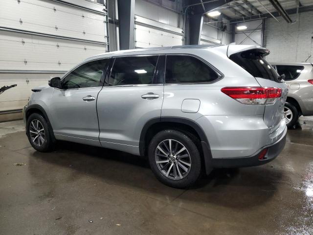 5TDJZRFH1JS529175 - 2018 TOYOTA HIGHLANDER SE SILVER photo 2