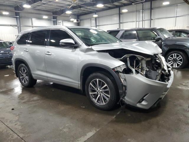 5TDJZRFH1JS529175 - 2018 TOYOTA HIGHLANDER SE SILVER photo 4