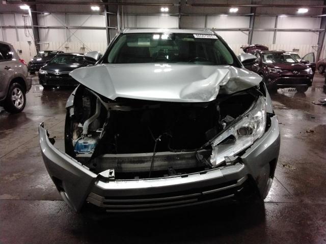 5TDJZRFH1JS529175 - 2018 TOYOTA HIGHLANDER SE SILVER photo 5