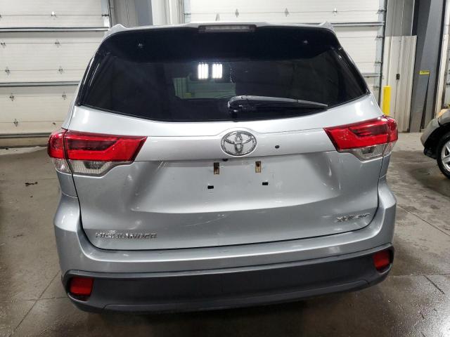 5TDJZRFH1JS529175 - 2018 TOYOTA HIGHLANDER SE SILVER photo 6