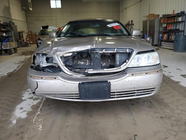 1LNHM82W63Y685274 - 2003 LINCOLN TOWN CAR SIGNATURE ذهبي صورة 5