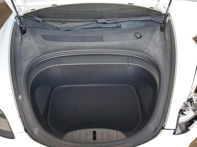 5YJ3E1EB0JF121998 - 2018 TESLA MODEL 3 Weiß Foto 11