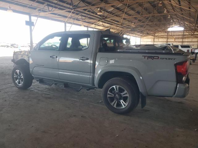 3TMAZ5CN6JM063620 - 2018 TOYOTA TACOMA DOUBLE CAB Gri fotoğraf 2