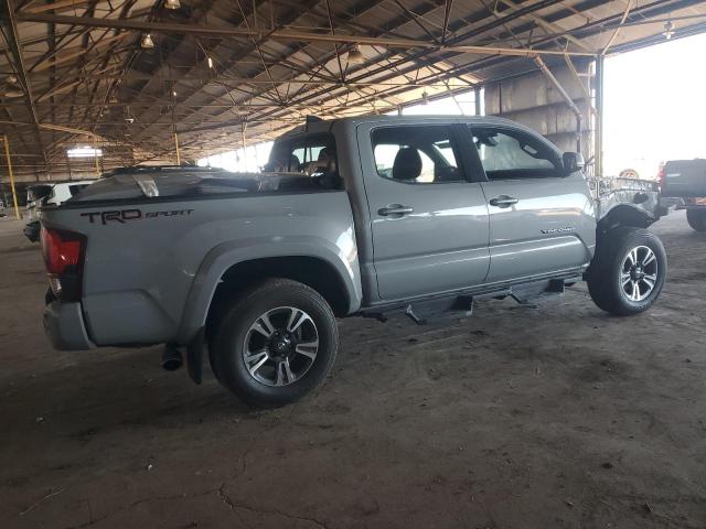 3TMAZ5CN6JM063620 - 2018 TOYOTA TACOMA DOUBLE CAB Gri fotoğraf 3