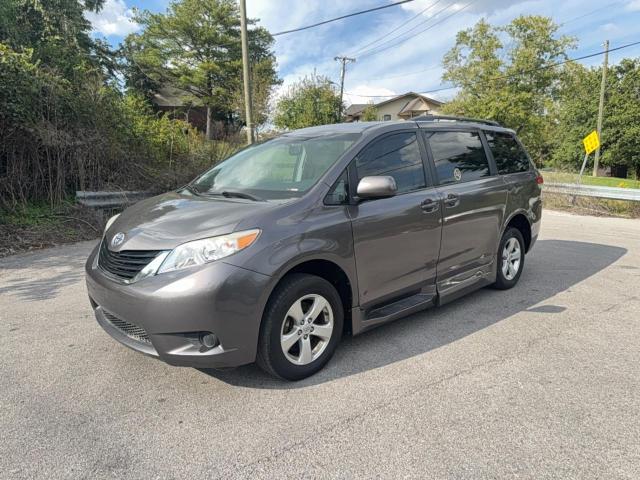 5TDKK3DC6DS305613 - 2013 TOYOTA SIENNA LE ნაცრისფერი ფოტო 2
