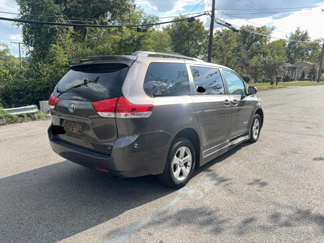 5TDKK3DC6DS305613 - 2013 TOYOTA SIENNA LE ნაცრისფერი ფოტო 4