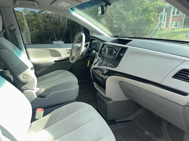 5TDKK3DC6DS305613 - 2013 TOYOTA SIENNA LE ნაცრისფერი ფოტო 5