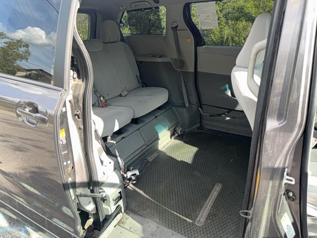 5TDKK3DC6DS305613 - 2013 TOYOTA SIENNA LE ნაცრისფერი ფოტო 6