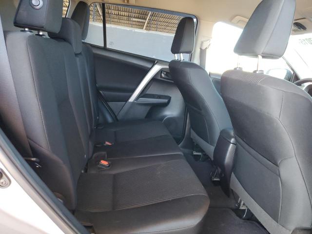 2T3ZFREVXHW336325 - 2017 TOYOTA RAV4 LE Silber Foto 11