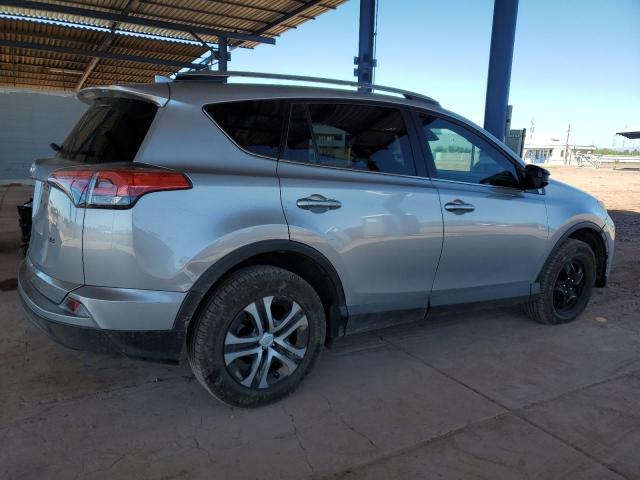 2T3ZFREVXHW336325 - 2017 TOYOTA RAV4 LE Silber Foto 3