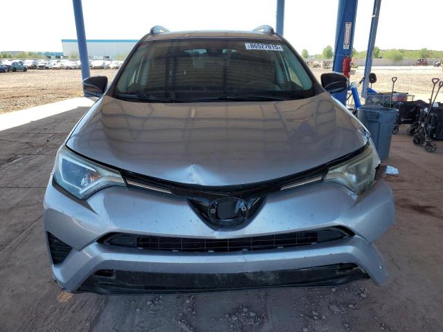 2T3ZFREVXHW336325 - 2017 TOYOTA RAV4 LE Silber Foto 5