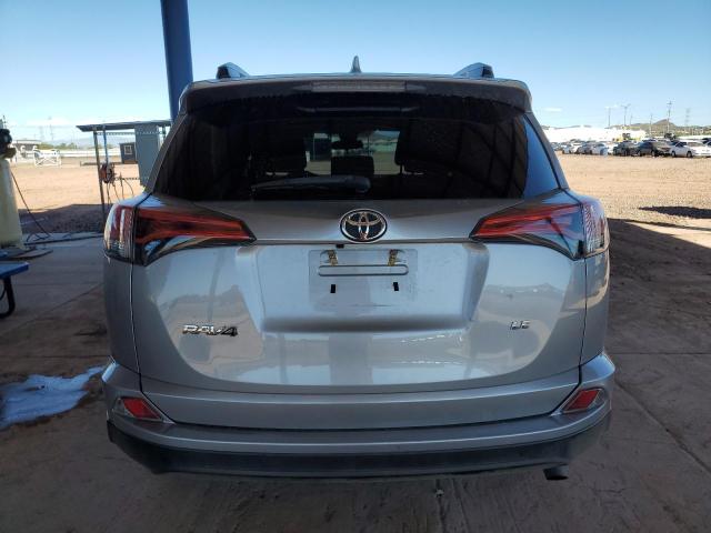 2T3ZFREVXHW336325 - 2017 TOYOTA RAV4 LE Silber Foto 6
