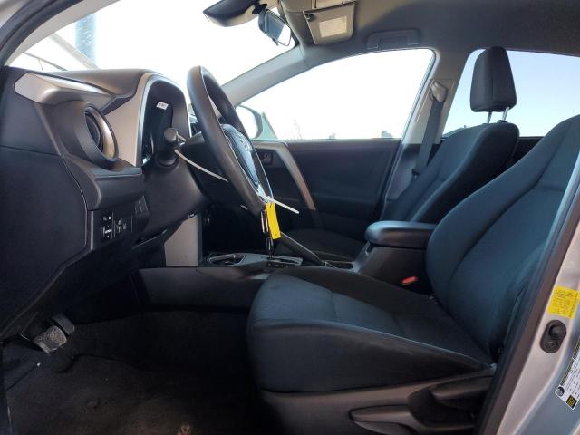 2T3ZFREVXHW336325 - 2017 TOYOTA RAV4 LE Silber Foto 7