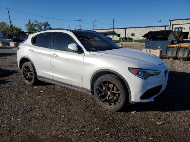 ZASFAKNN5J7B94449 - 2018 ALFA ROMEO STELVIO TI SPORT WHITE photo 4