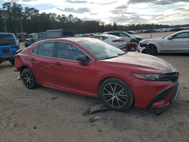 4T1G11AK8NU043580 - 2022 TOYOTA CAMRY SE RED photo 4