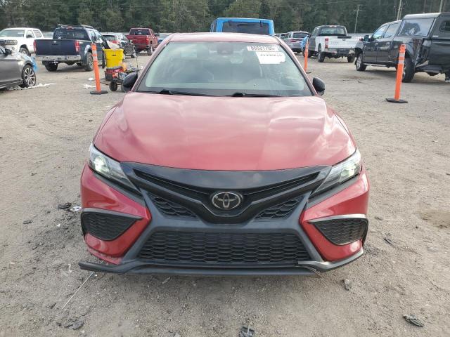 4T1G11AK8NU043580 - 2022 TOYOTA CAMRY SE RED photo 5