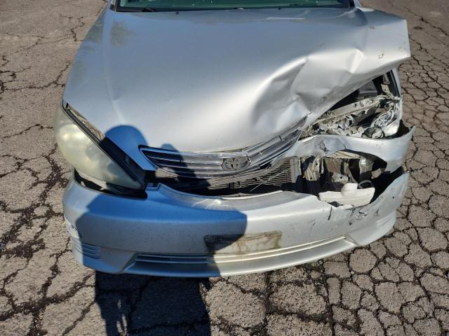 4T1BE30K85U594118 - 2005 TOYOTA CAMRY LE ვერცხლისფერი ფოტო 11