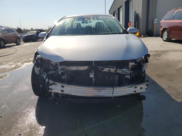 5YFEPRAE2LP078497 - 2020 TOYOTA COROLLA LE Сріблястий фото 5