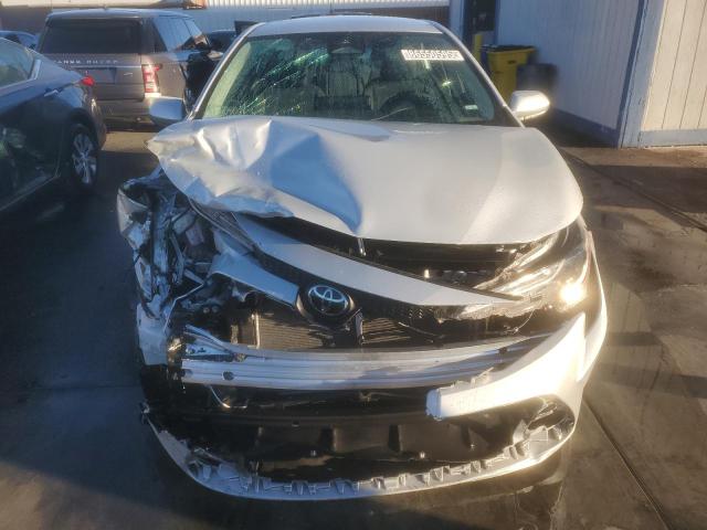 5YFB4MDE5RP112046 - 2024 TOYOTA COROLLA LE Silber Foto 5