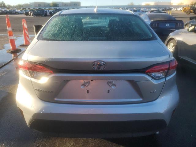5YFB4MDE5RP112046 - 2024 TOYOTA COROLLA LE Silber Foto 6