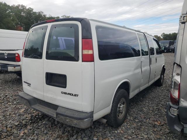 1GAHG39U651118814 - 2005 CHEVROLET EXPRESS G3 WHITE photo 3
