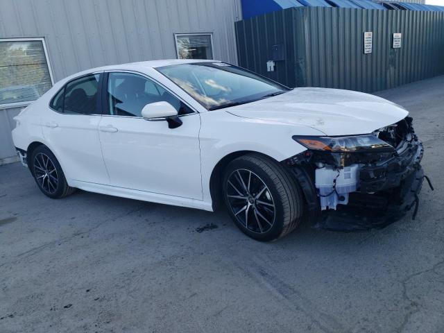 4T1G11BK7RU117821 - 2024 TOYOTA CAMRY SE NIGHT SHADE WHITE photo 4