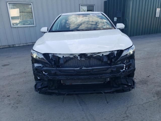 4T1G11BK7RU117821 - 2024 TOYOTA CAMRY SE NIGHT SHADE WHITE photo 5